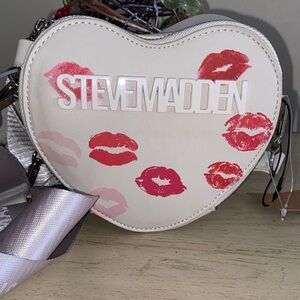 New Steve Madden Purse, Coin purse included, adjustable strap, cream & red